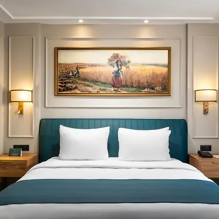 Royan Hotel *