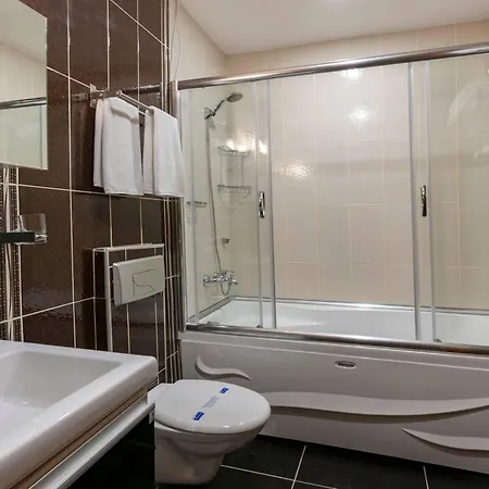 Royan Hotel *